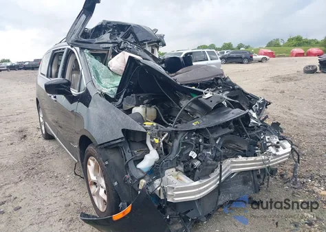 2017 Chrysler Pacifica Touring-L Plus z USA, uszkodzony, nr VIN 2C4RC1EG0HR752728